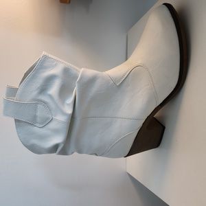 CHARLES ALBERT Women's Mid-Calf Boots . WHITE. SIZE 9